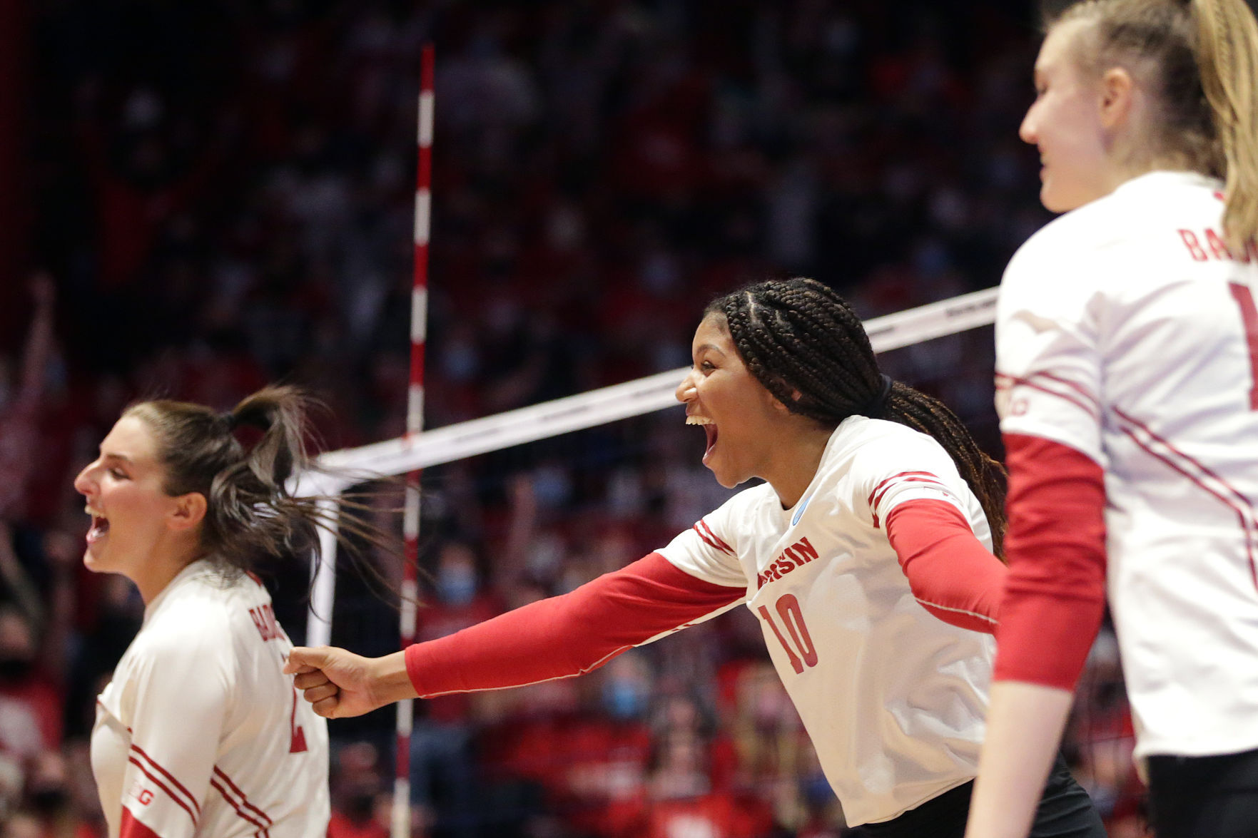 120921_uwvolleyball_10-12092021193759